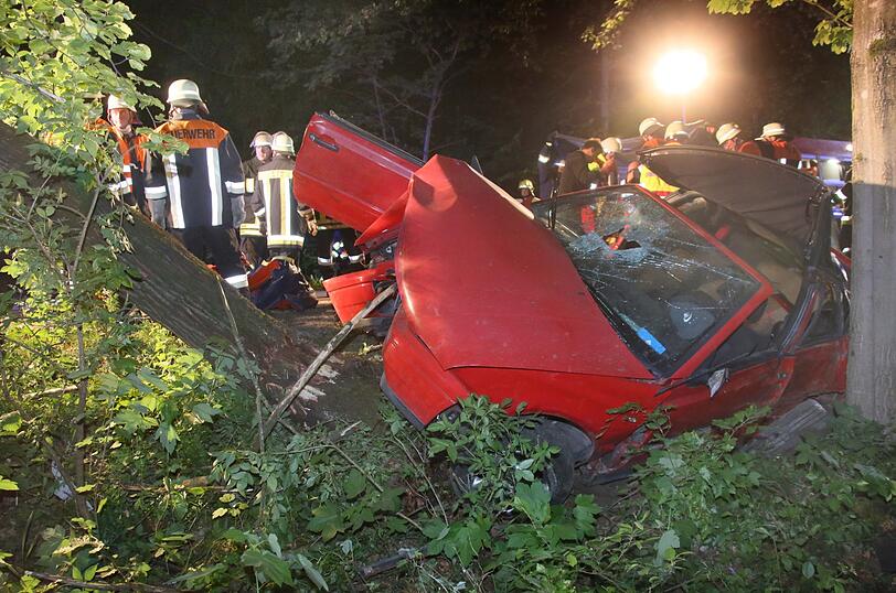 Ein mit vier Personen besetzter VW Cabrio wurde in der Nacht auf Freitag an einen Baum geschleudert. Die Bilder vom Einsatz.