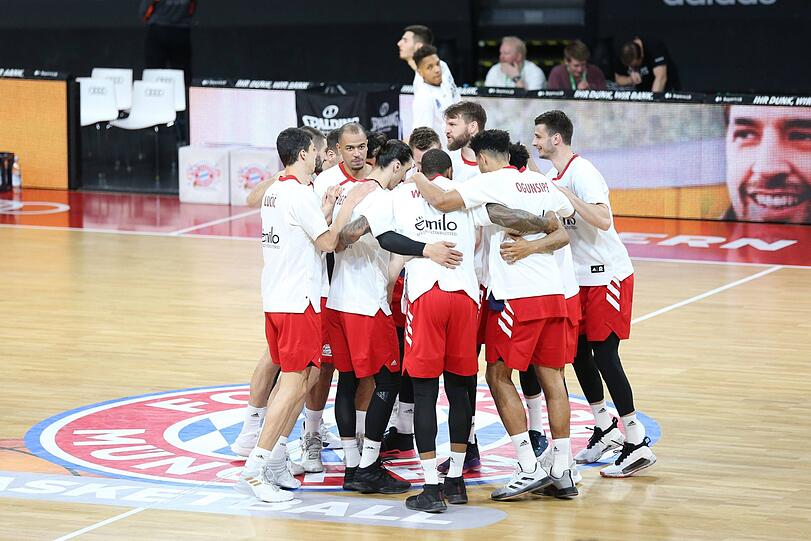 Geschlossen: Die Bayern-Basketballer vor dem Spiel gegen Crailsheim im Audi Dome am Ostersonntag.