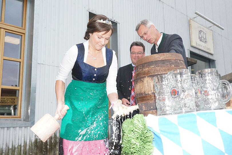 Feuerprobe bestanden. Sehen Sie hier, wie sich die neue Bierkönigin beim Anzapfen anstellte.