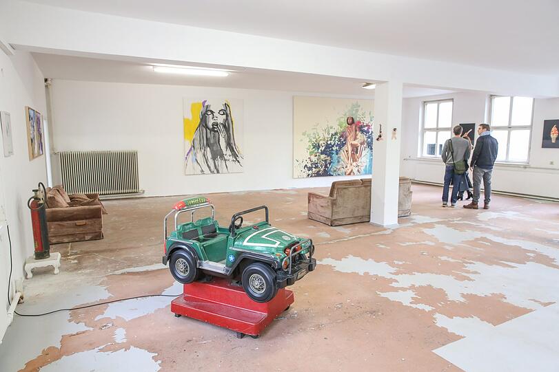 Keine Rollos mehr, sondern Kunst: Die Räume an der Fraunbergstraße 4 werden bis Ende 2020 von Künstlern genutzt.