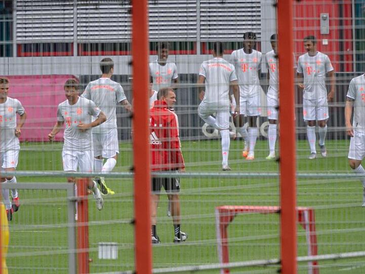 Die Spieler des FC Bayern München während des Mannschaftstrainings auf dem Trainingsplatz. Foto: Peter Kneffel/dpa