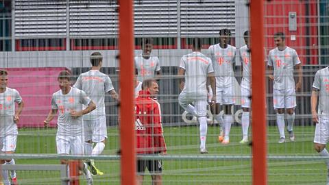 Die Spieler des FC Bayern München während des Mannschaftstrainings auf dem Trainingsplatz. Foto: Peter Kneffel/dpa
