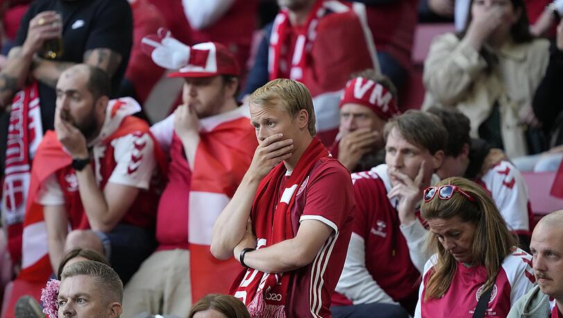 Den Fans im Stadion steht der Schock in den Gesichtern geschrieben. Den Fans im Stadion steht der Schock in den Gesichtern geschrieben.