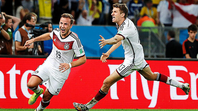 Tor zum Titel: Götze (links) trifft im WM-Finale 2014 in Brasilien und enteilt auch beim Jubelsturm, nämlich Kamerad Müller.