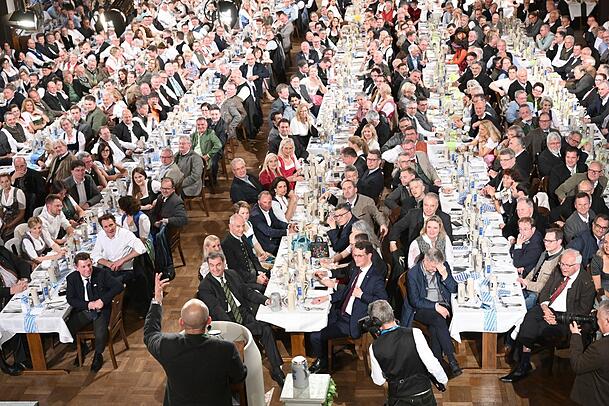 Der Kabarettist Django Asül (vorne Mitte) spricht biem Maibock-Anstich im Hofbräuhaus zum Publikum. Der Kabarettist Django Asül (vorne Mitte) spricht biem Maibock-Anstich im Hofbräuhaus zum Publikum.