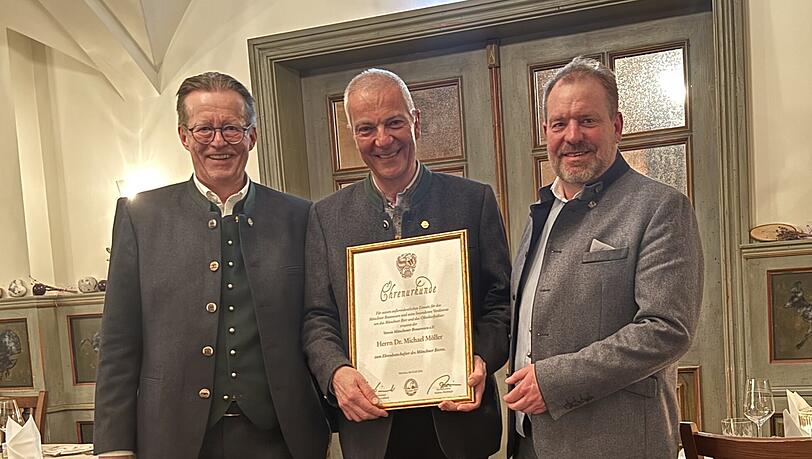 V.l.: Augustiner-Chef Martin Leibhard, Ex-Hofbr&auml;uchef Michael M&ouml;ller und der Chef des Vereins der M&uuml;nchner Brauereien Andreas Maisberger.