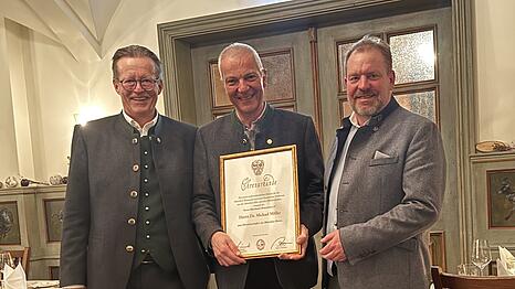 V.l.: Augustiner-Chef Martin Leibhard, Ex-Hofbr&auml;uchef Michael M&ouml;ller und der Chef des Vereins der M&uuml;nchner Brauereien Andreas Maisberger.