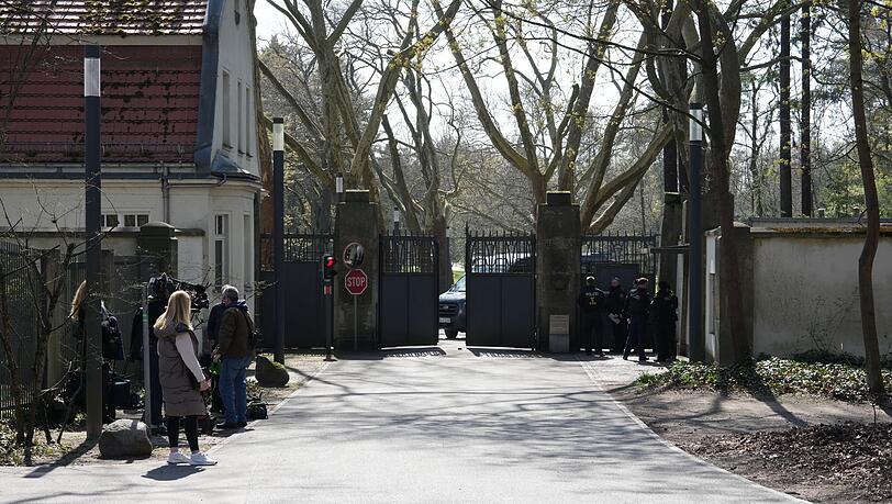 In der Villa Borsig am Tegeler See im Norden Berlins sollen die Spitzen der Koalition zu Beratungen zusammengekommen sein. Bestätigt wird das bisher nicht. In der Villa Borsig am Tegeler See im Norden Berlins sollen die Spitzen der Koalition zu Beratungen zusammengekommen sein. Bestätigt wird das bisher nicht.
