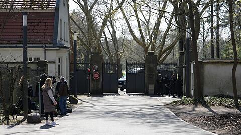 In der Villa Borsig am Tegeler See im Norden Berlins sollen die Spitzen der Koalition zu Beratungen zusammengekommen sein. Best&auml;tigt wird das bisher nicht.