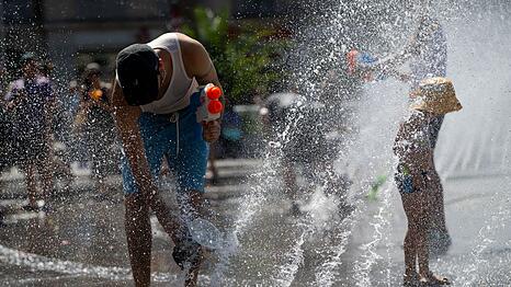 Die Aktion fand im gro&szlig;en Brunnen auf dem Karlsplatz in M&uuml;nchen statt.
