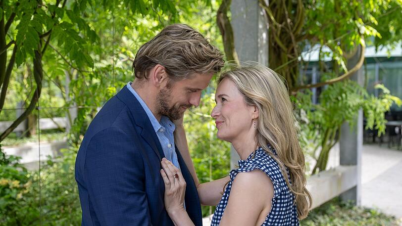 Nachdem er schon länger um Miriam (Stefanie Stappenbeck) geworben hat, lässt sie sich auf einen Flirt mit ihrem Kunden Alexander Prinz (Steve Windolf) ein. Aber hat diese Beziehung eine Zukunft? Nachdem er schon länger um Miriam (Stefanie Stappenbeck) geworben hat, lässt sie sich auf einen Flirt mit ihrem Kunden Alexander Prinz (Steve Windolf) ein. Aber hat diese Beziehung eine Zukunft?