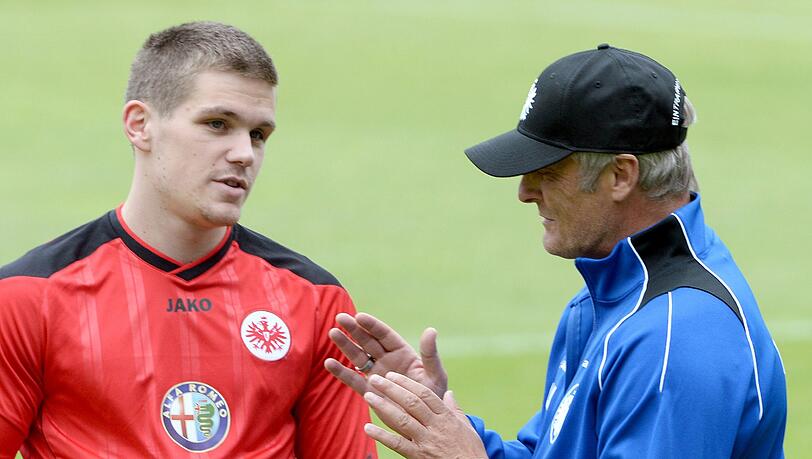 Trainer Armin Veh (r) unterhält sich beim Trainingsauftakt von Eintracht Frankfurt mit Sebastian Jung. Trainer Armin Veh (r) unterhält sich beim Trainingsauftakt von Eintracht Frankfurt mit Sebastian Jung.