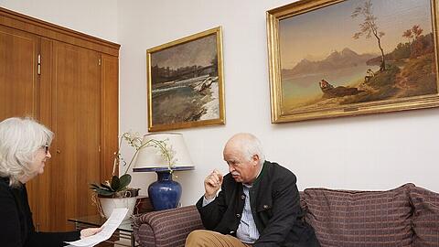 Gauweiler im Gespräch mit der AZ-Landtagskorrespondentin in seiner Münchner Kanzlei: "Wenn ich mir etwas antue, dann sind es 30 Jahre Interviews mit Angela Böhm."