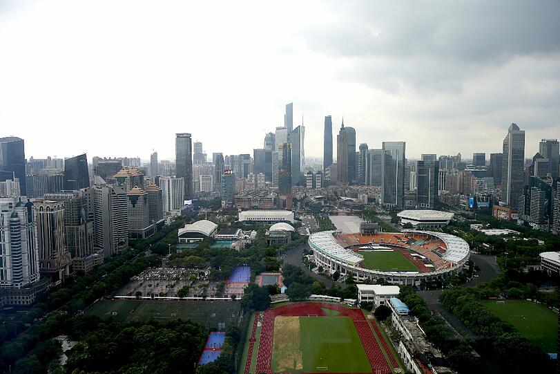 Ni hao, Guangzhou! Hier kommt der FC Bayern in Guangzhou an. Die Bilder von der Ankunft.