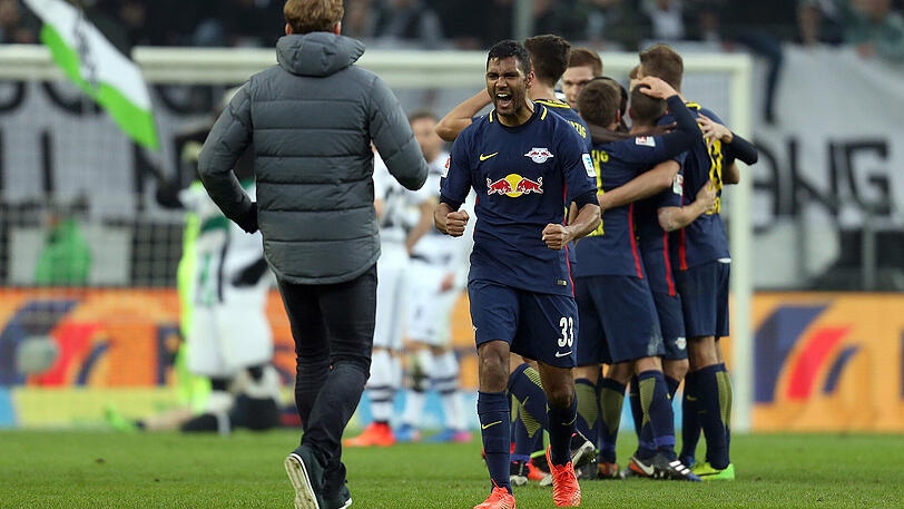 Trainer Ralph Hasenhüttl (l) und Marvin Compper (M) von Leipzig jubeln nach dem Spiel.