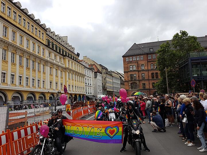 Die Bilder vom CSD auf dem Marienplatz und der Parade.