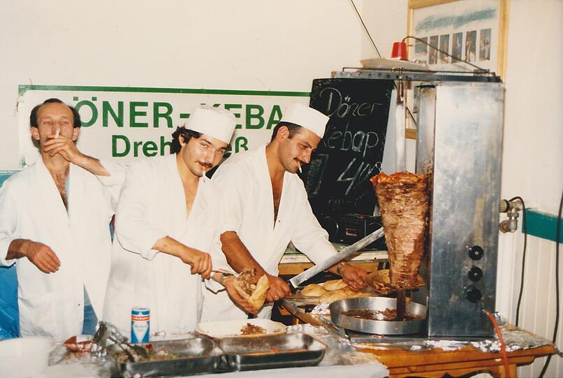 1987: Beim Türkeifest wird Döner im Foyer verkauft.