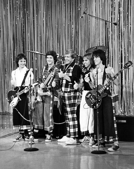 Ian Mitchell (links) mit den Bay City Rollers bei einem Auftritt in der Merv Griffin Show