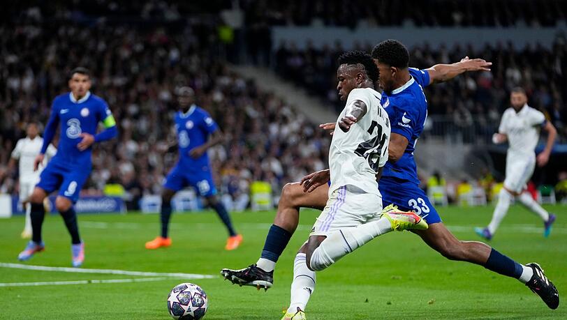 Einmal mehr ein Unruhestifter: Reals Vinicius Junior (l) versucht, den Ball an Chelseas Wesley Fofana vorbeizuschieben.