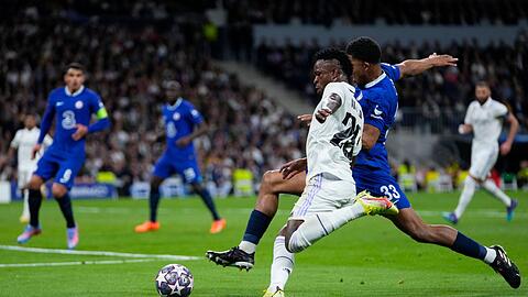 Einmal mehr ein Unruhestifter: Reals Vinicius Junior (l) versucht, den Ball an Chelseas Wesley Fofana vorbeizuschieben.