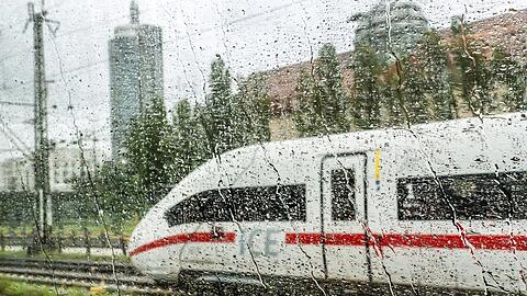 Hier fährt zumindest mal was: Ein ICE fotografiert aus einem anderen Zug nahe der Donnersbergerbrücke am Samstag.