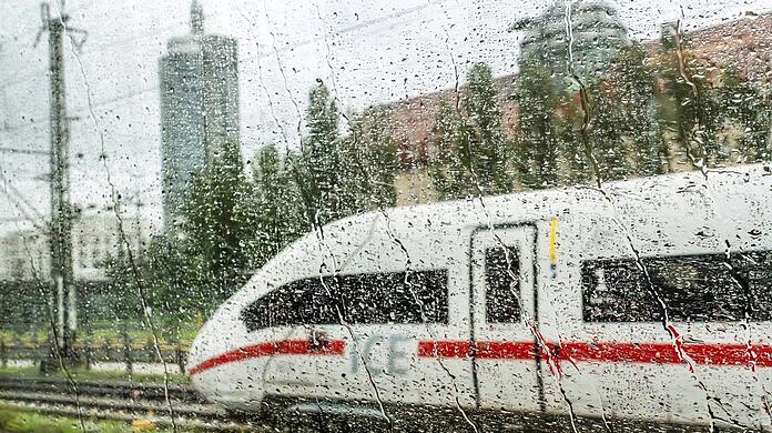 Hier fährt zumindest mal was: Ein ICE fotografiert aus einem anderen Zug nahe der Donnersbergerbrücke am Samstag.
