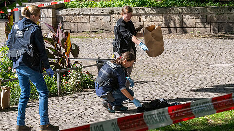 Polizistinnen sichern am Tatort im Alten Botanischen Garten Spuren: Dort wurde am 25. September ein schwer verletzter Mann gefunden; der 57-Jährige starb im Krankenhaus. Die Münchner Polizei ermittelt wegen Körperverletzung mit Todesfolge und hat den 30-Jährigen flüchtigen Tatverdächtigen gefasst.