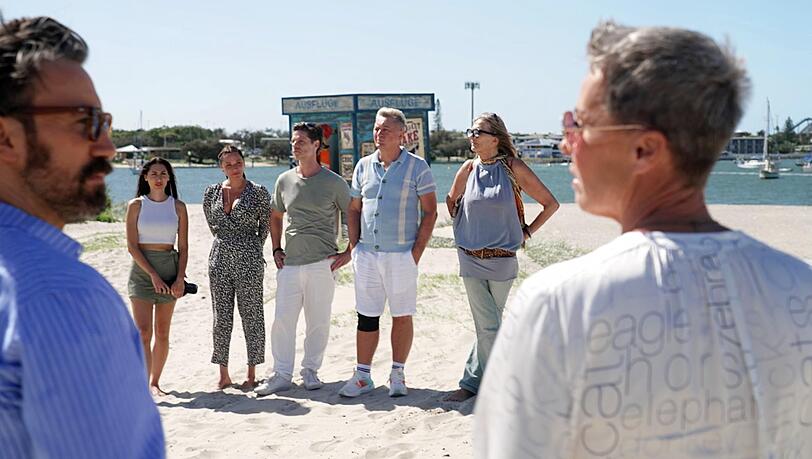 Jan K&ouml;ppen zu den Kandidaten: "Ein ganz herzliches Willkommen an dieser Stelle zu etwas ganz Exklusivem: Nur 150 Prominenten vor euch war es m&ouml;glich, das zu erleben!"