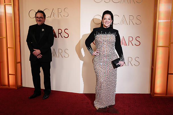 Melissa McCarthy: Sie trägt ein unvorteilhaft ausgewähltes Kleid. Der Schnitt der Glitzer-Robe umspielt nicht ihre Proportionen. Dafür gefällt mir das Styling sehr gut. Tolles Make-up und Frisur. Melissa McCarthy: Sie trägt ein unvorteilhaft ausgewähltes Kleid. Der Schnitt der Glitzer-Robe umspielt nicht ihre Proportionen. Dafür gefällt mir das Styling sehr gut. Tolles Make-up und Frisur.
