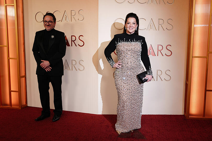 Melissa McCarthy: Sie trägt ein unvorteilhaft ausgewähltes Kleid. Der Schnitt der Glitzer-Robe umspielt nicht ihre Proportionen. Dafür gefällt mir das Styling sehr gut. Tolles Make-up und Frisur. Melissa McCarthy: Sie trägt ein unvorteilhaft ausgewähltes Kleid. Der Schnitt der Glitzer-Robe umspielt nicht ihre Proportionen. Dafür gefällt mir das Styling sehr gut. Tolles Make-up und Frisur.