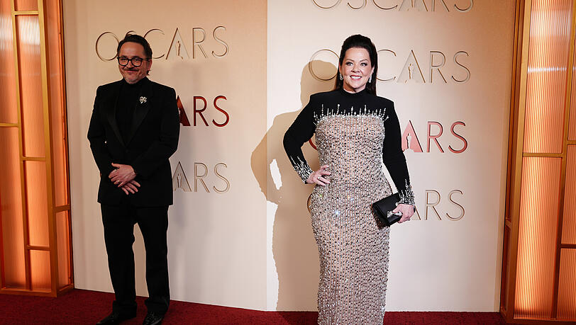 Melissa McCarthy: Sie tr&auml;gt ein unvorteilhaft ausgew&auml;hltes Kleid. Der Schnitt der Glitzer-Robe umspielt nicht ihre Proportionen. Daf&uuml;r gef&auml;llt mir das Styling sehr gut. Tolles Make-up und Frisur.