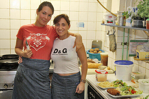 Alles frisch und sauber &ndash; und manchmal auch attraktiv, wenn auch nicht zum Verzehr geeignet: Lidia und Rosa in der kleinen Küche des Sabberlodd. Hier darf jeder Gast gerne reinspitzen.