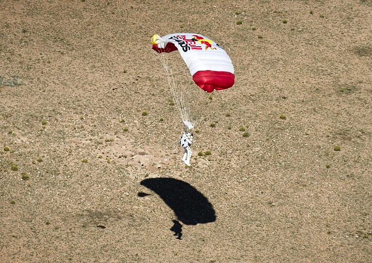 &bdquo;Ich gratuliere Felix Baumgartner herzlich zum großartigen Erfolg, der mit Mut und Beharrlichkeit erreicht wurde und weltweite Aufmerksamkeit findet. Österreich ist stolz auf Ihre Leistung!&ldquo;, lobte Österreichs Bundespräsident Heinz Fischer auf seiner Facebook-Seite. Die Europäische Weltraumorganisation ESA gratulierte via Twitter: &bdquo;Sicher gelandet! Glückwunsch auch von uns an Felix Baumgartner, einen sehr, sehr mutigen Fallschirmspringer!&ldquo;