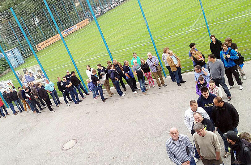 Hoher Andrang beim Ticket-Vorverkauf an der Löwen-Geschäfsstelle: Die Schlange wird länger und länger...