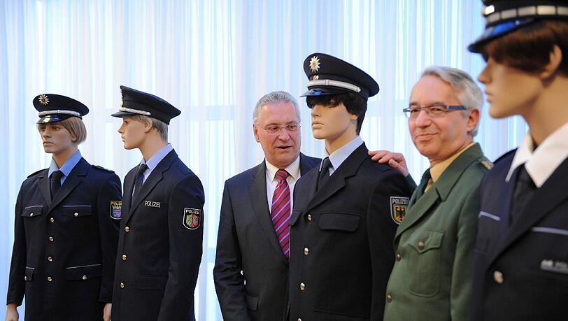 Der bayerische Innenminister Joachim Herrmann und Landespolizeipräsident Wilhelm Schmidbauer zwischen Puppen mit den Polizeiuniformen von Thüringen (l-r), Nordrhein-Westfalen, Bundespolizei und Baden-Württemberg. Der bayerische Innenminister Joachim Herrmann und Landespolizeipräsident Wilhelm Schmidbauer zwischen Puppen mit den Polizeiuniformen von Thüringen (l-r), Nordrhein-Westfalen, Bundespolizei und Baden-Württemberg.