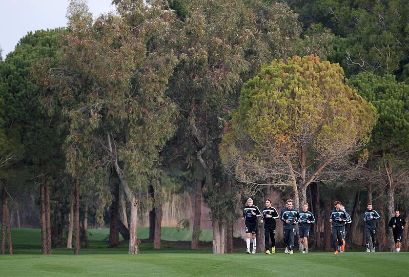 Wieder Frühlauf für einige Spieler. Diesmal über den Golfplatz und diesmal lief Friedhelm Funkel nicht mit. Er schaute sich die Einheit vom Rand aus an.