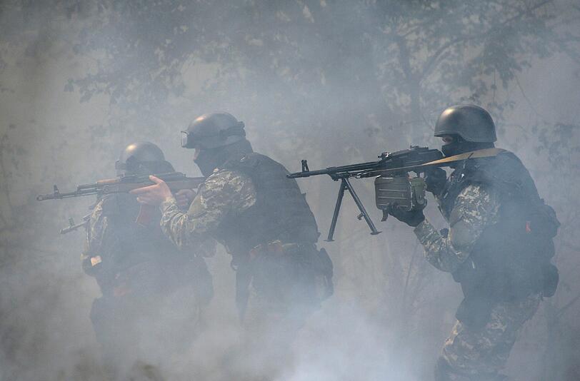 Ukrainische Spezialeinsatzkräfte begeben sich auf Position in Slavyansk. Das Militär der Ukraine startete einen Angriff auf den Unruheherd in der von Rebellen gehaltenen Stadt Slavyansk, indem es bewaffnete Einsatzkräfte in das Spannungsgebiet schickte.