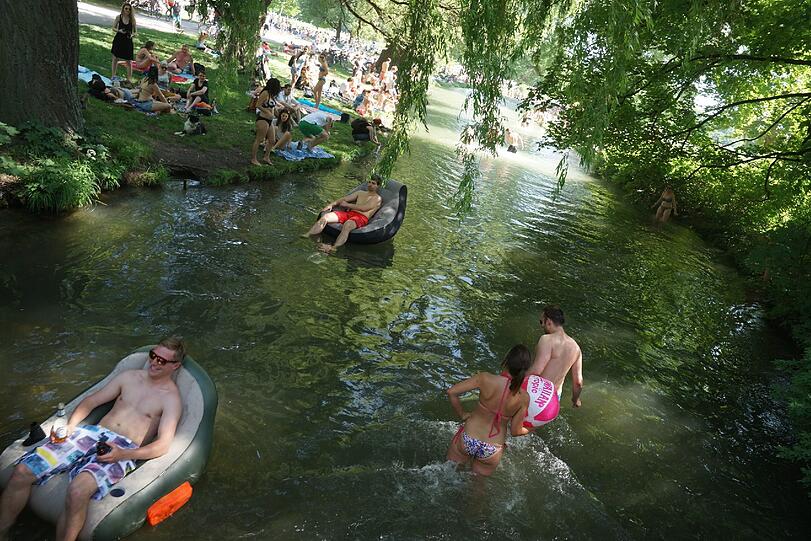 Der Sommer ist da und Münchens Bürger stürmen in den Englischen Garten! Sehen Sie hier die Bilder!