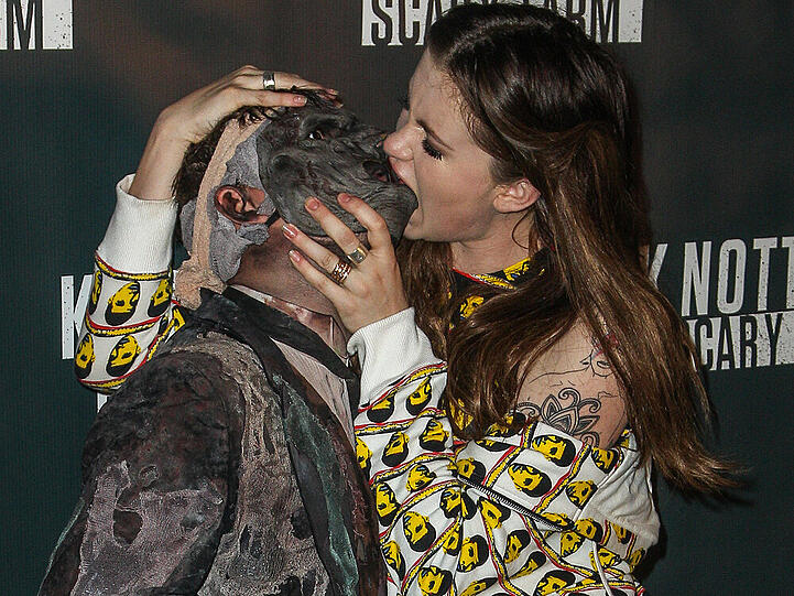So ein Zombie ist auch wirklich zum Anbeißen - findet auch Ireland Baldwin