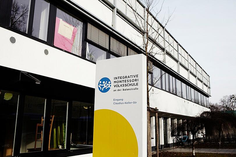 Rund 240 Schüler/-innen lernen im Ganztagesbetrieb bei der Integrativen Montessori Schule an der Balanstraße.