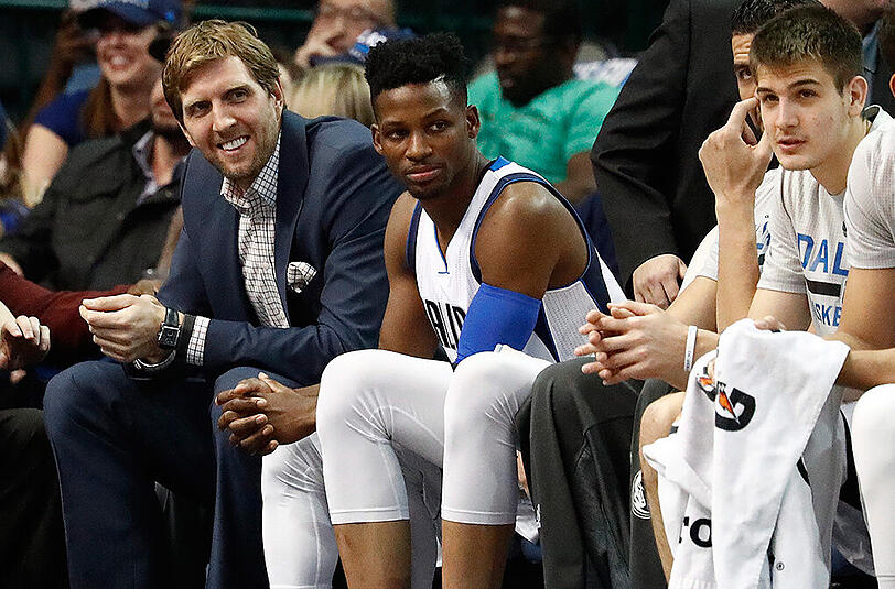 Die Dallas Mavericks feierten ihren dritten Saisonsieg. Dirk Nowitzki (l.) war nicht dabei. (Archivbild)