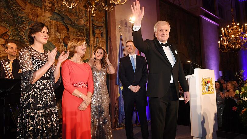 Die Familie hat Seehofer in die Residenz begleitet.