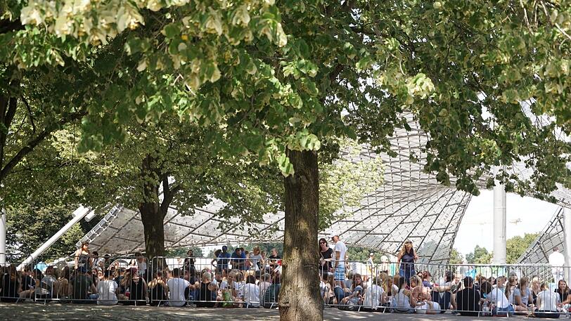 Stunden vor dem Konzert füllt sich der Platz vor dem Olympiastadion mit Ed-Sheeran-Fans. Die Bilder vom Fan-Andrang.
