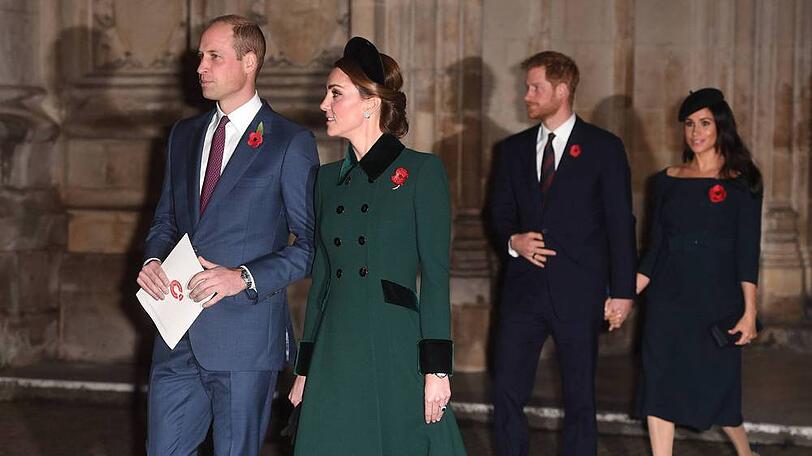 Prinz William mit Herzogin Kate und Prinz Harry mit Herzogin Meghan beim Remembrance-Gottesdienst vor einem Jahr