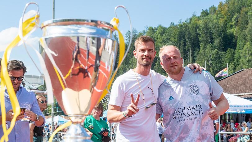 Posieren mit Pokal: Joko Winterscheidt und Hotelmanager Veit Habersetzer (r.). Posieren mit Pokal: Joko Winterscheidt und Hotelmanager Veit Habersetzer (r.).