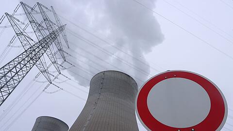 Kühltürme eines Atomkraftwerkes stehen hinter einem Verbotsschild.