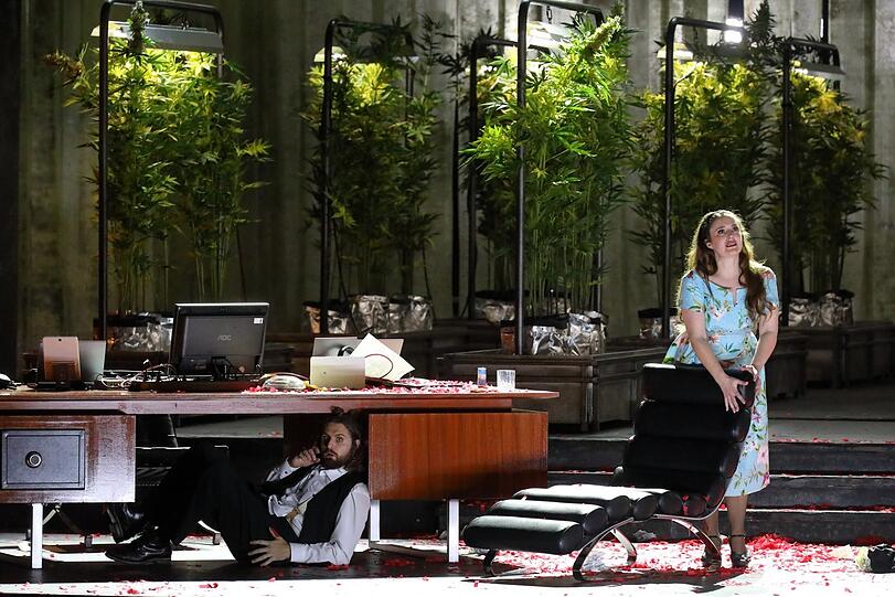 In den Cannabiswald gekommen: Konstantin Krimmel als Figaro und Louise Alder als Susanna.