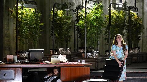 In den Cannabiswald gekommen: Konstantin Krimmel als Figaro und Louise Alder als Susanna.