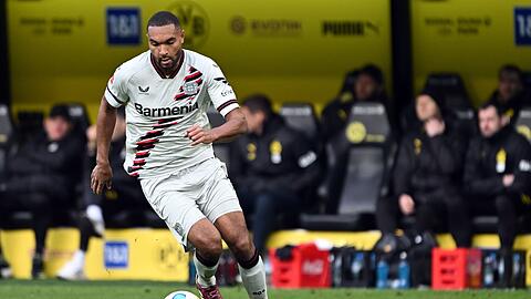 Leverkusens Jonathan Tah spielt den Ball.