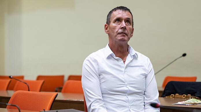 Manfred Genditzki ist fälschlicherweise beschuldigt worden, eine Rentnerin in der Badewanne ertränkt zu haben. Er wurde 2023 freigesprochen.